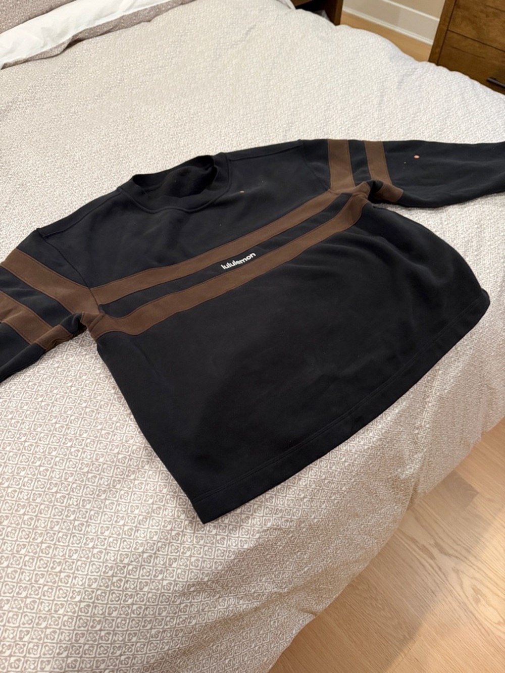 Lululemon Woman’s steady state oversized pullover.  Black/brown